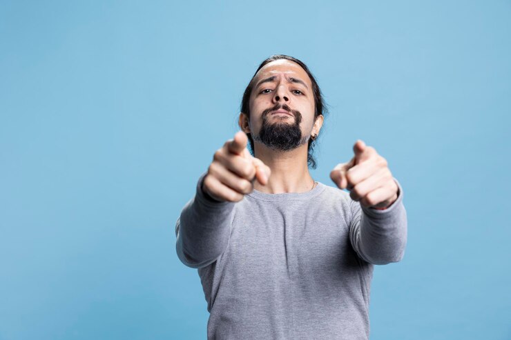 Gratis Foto jonge persoon die zijn wijsvinger naar de camera tilt om iemand te kiezen