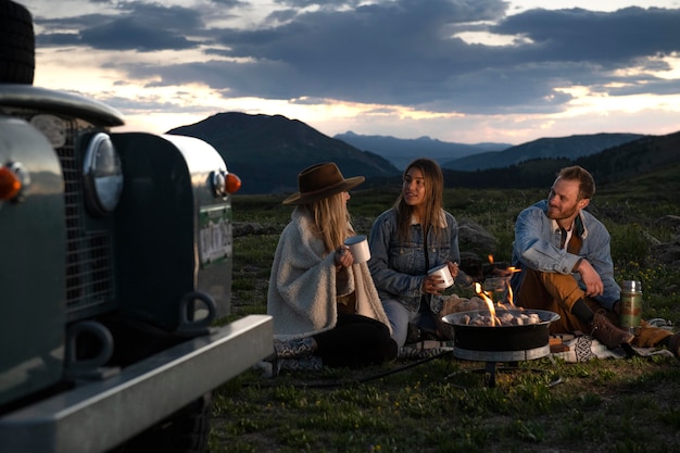 Gratis foto jonge plattelandsreizigers op een picknick