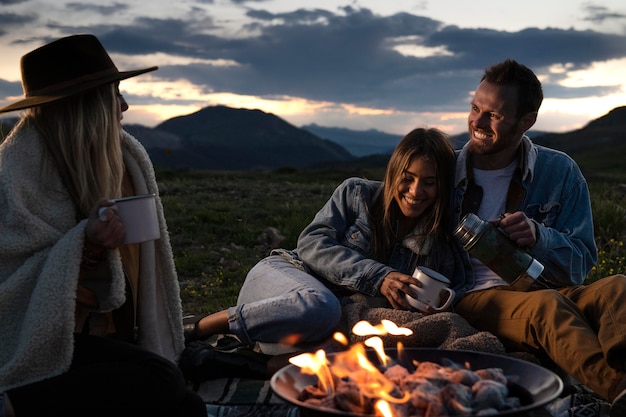 Jonge plattelandsreizigers op een picknick