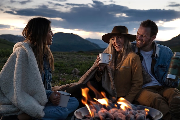 Gratis foto jonge plattelandsreizigers op een picknick