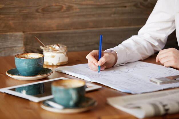 Jonge roodharige vrouw in café