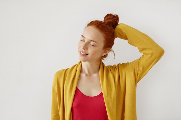 Jonge roodharige vrouw poseren