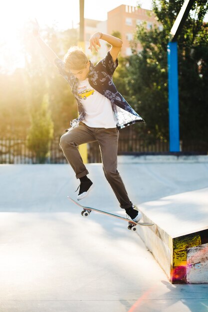 Jonge schaatser met een lucht truc