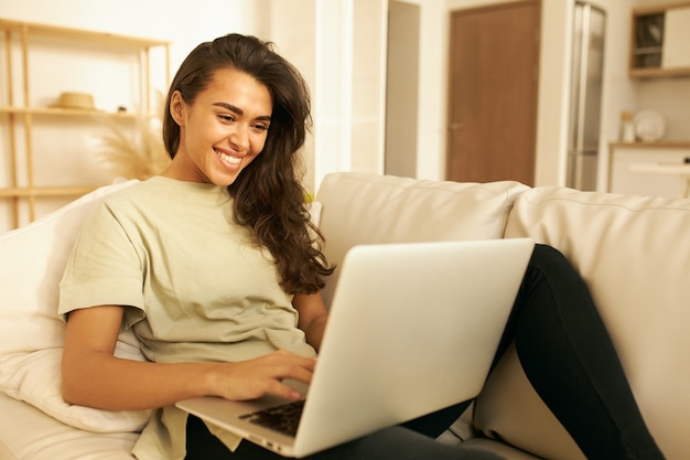 Jonge schattige vrouw poseren binnen