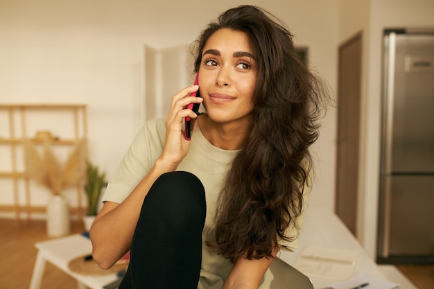 Jonge schattige vrouw poseren binnen