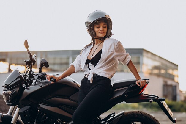 Jonge sexy vrouwelijke motorrijder op de fiets