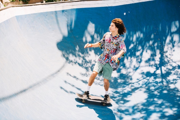 Jonge skateboarder op helling