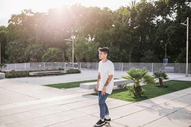 Gratis foto jonge skater die op skateboard in park geniet van