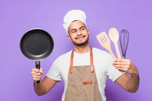 Jonge spaanse man denken expressie. chef-kok concept Premium Foto