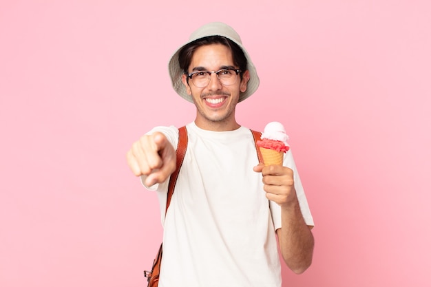 Jonge spaanse man wijzend op de camera die jou kiest en een ijsje vasthoudt