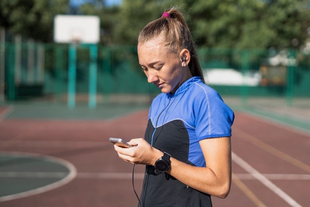 Jonge sportieve mobiel na training