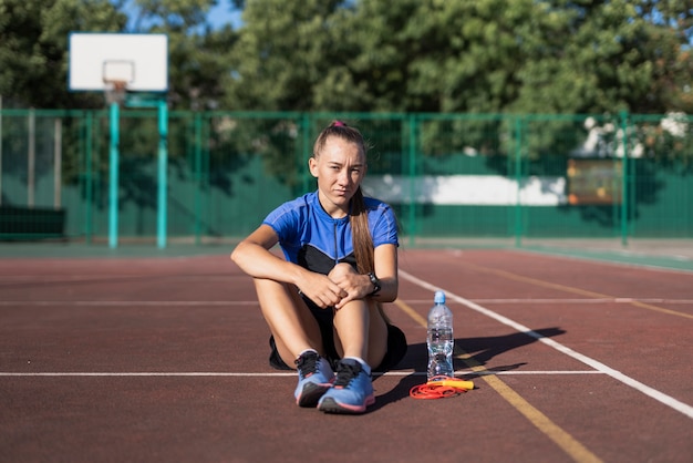 Jonge sportieve pauze na de training