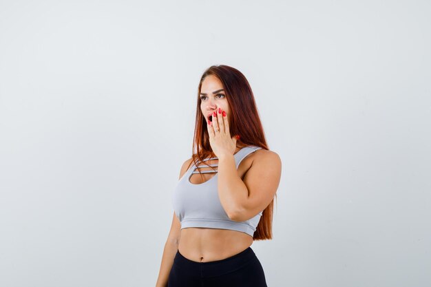 Jonge sportieve vrouw in een grijze top