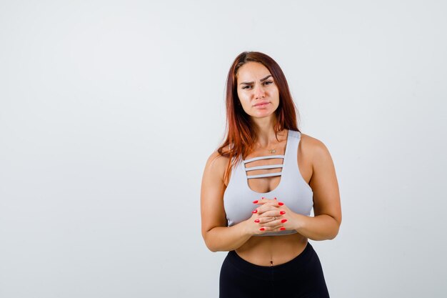Jonge sportieve vrouw in een grijze top
