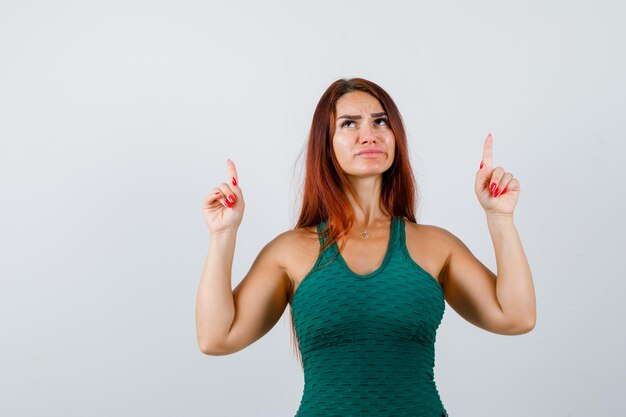 Jonge sportieve vrouw in een groene bodycon