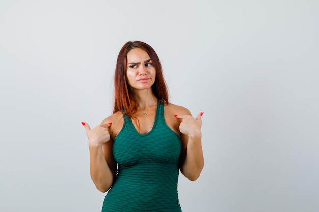 Jonge sportieve vrouw in een groene bodycon