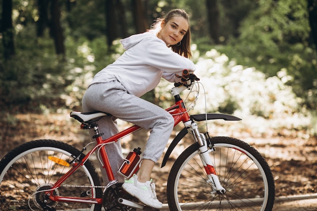 Jonge sportieve vrouwen berijdende fiets in het park