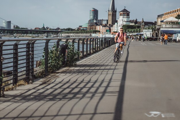 Jonge sportman op een fiets in een Europese stad. Sporten in stedelijke omgevingen.