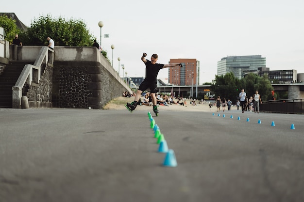 Jonge sportman op rolschaatsen in een Europese stad. Sporten in stedelijke omgevingen.
