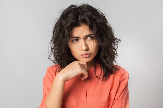 Jonge stijlvolle aantrekkelijke vrouw geïsoleerd op wit