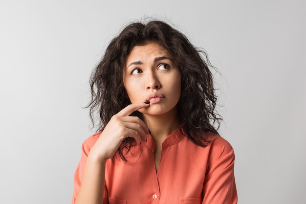 Jonge stijlvolle aantrekkelijke vrouw geïsoleerd op wit