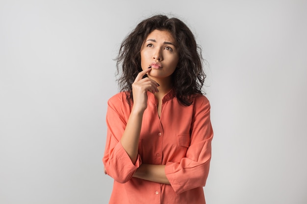 Jonge stijlvolle aantrekkelijke vrouw geïsoleerd op wit