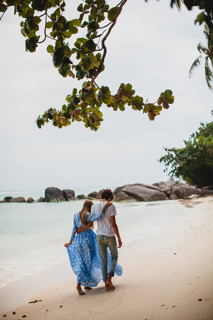 Gratis Foto jonge stijlvolle hipster paar verliefd op tropisch strand tijdens vakantie