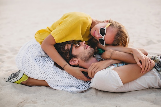 Gratis foto jonge stijlvolle hipster paar verliefd op tropisch strand tijdens vakantie