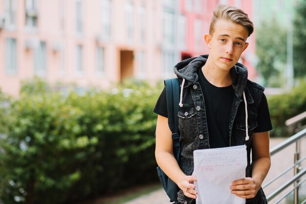 Jonge stijlvolle student poseren op straat