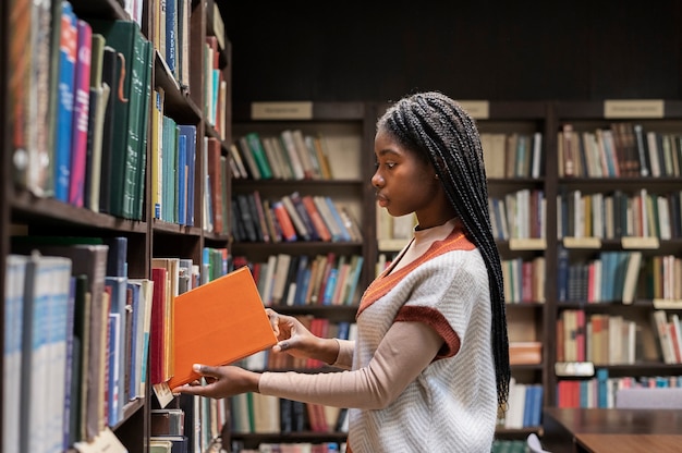 Jonge student bezig met opdracht