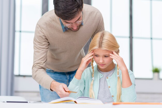 Jonge student die de les probeert te leren