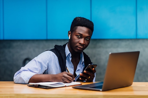 Jonge student voorbereiding met laptop voor examens thuis keuken. Levensstijl.