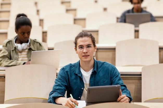 Jonge studenten die een universitaire klas bijwonen