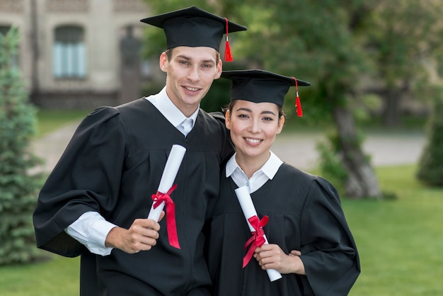 Gratis foto jonge studenten die hun graduatie vieren