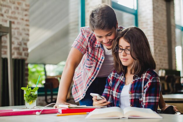 Jonge studenten kijken smartphone