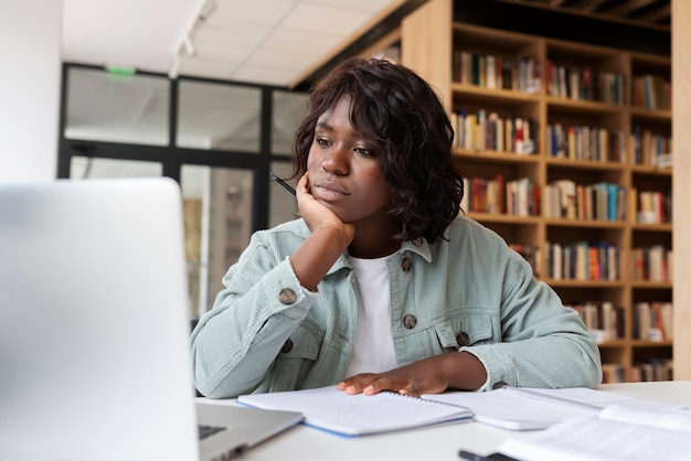 Jonge studenten leren in de bibliotheek