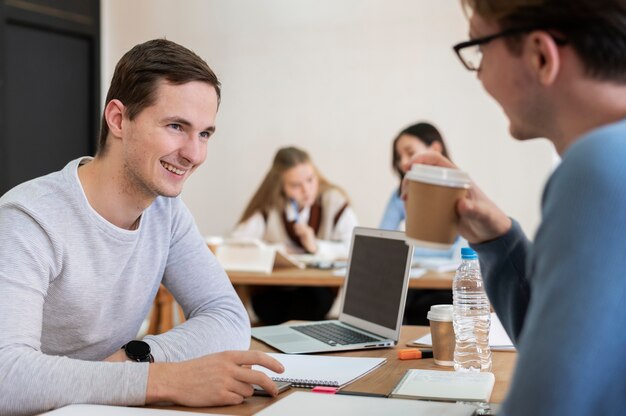 Jonge studenten leren samen tijdens een groepsstudie