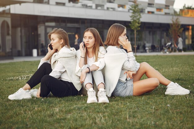 Jonge studenten op een studentencampus met een telefoon