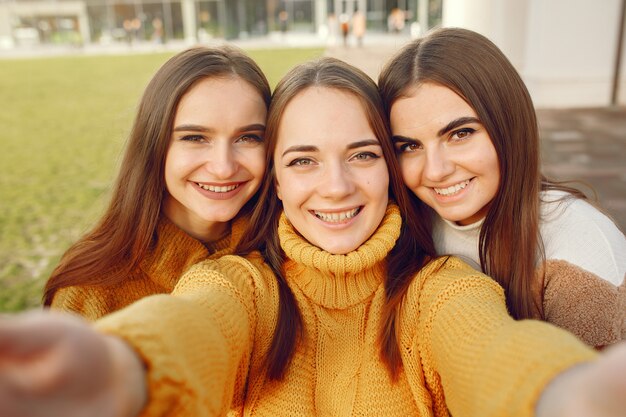 Jonge studenten op een studentencampus