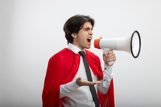 Jonge superheld man kijken kant dragen stropdas spreekt op luidspreker geïsoleerd op wit