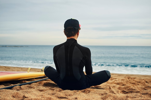 Jonge surfer man op strand GLB dragen