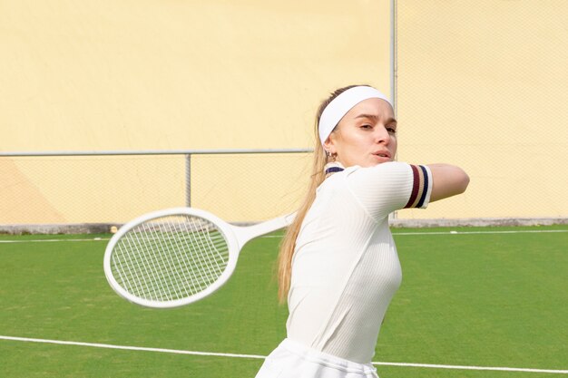 Jonge tennisspeler die de bal raakt