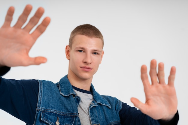 Jonge tienerjongen die een denimkostuum draagt