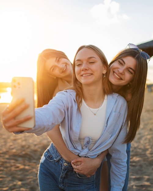 Gratis foto jonge tienermeisjes nemen buiten beelden van zichzelf op voor sociale media