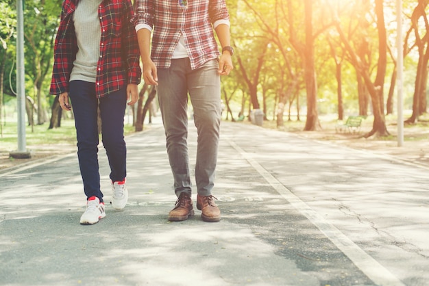 Jonge tieners paar samen wandelen in het park, Ontspannend holida
