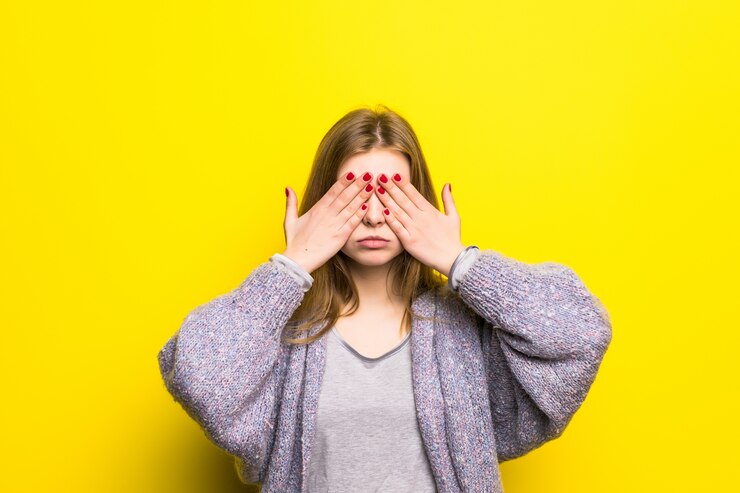 Jonge tienervrouw die haar geïsoleerde ogen behandelt