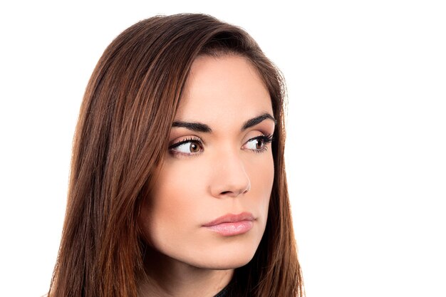 Jonge triest peinzende vrouw op een witte achtergrond