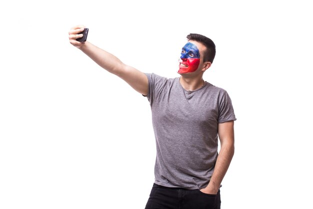 Jonge Tsjechische voetbalfan neemt selfie geïsoleerd op een witte muur