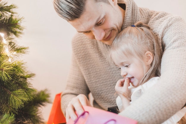 Jonge vader en dochter met kerstmis