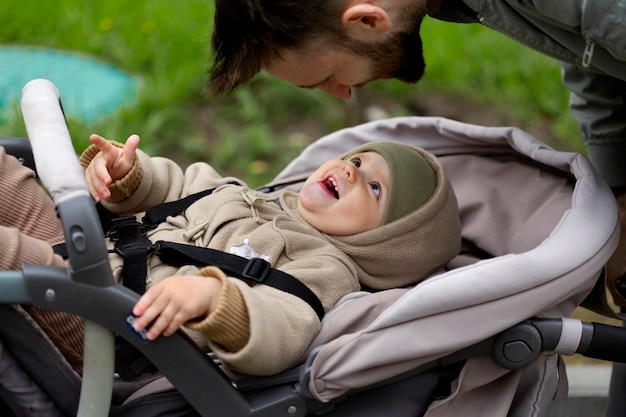 Jonge vader met zijn baby